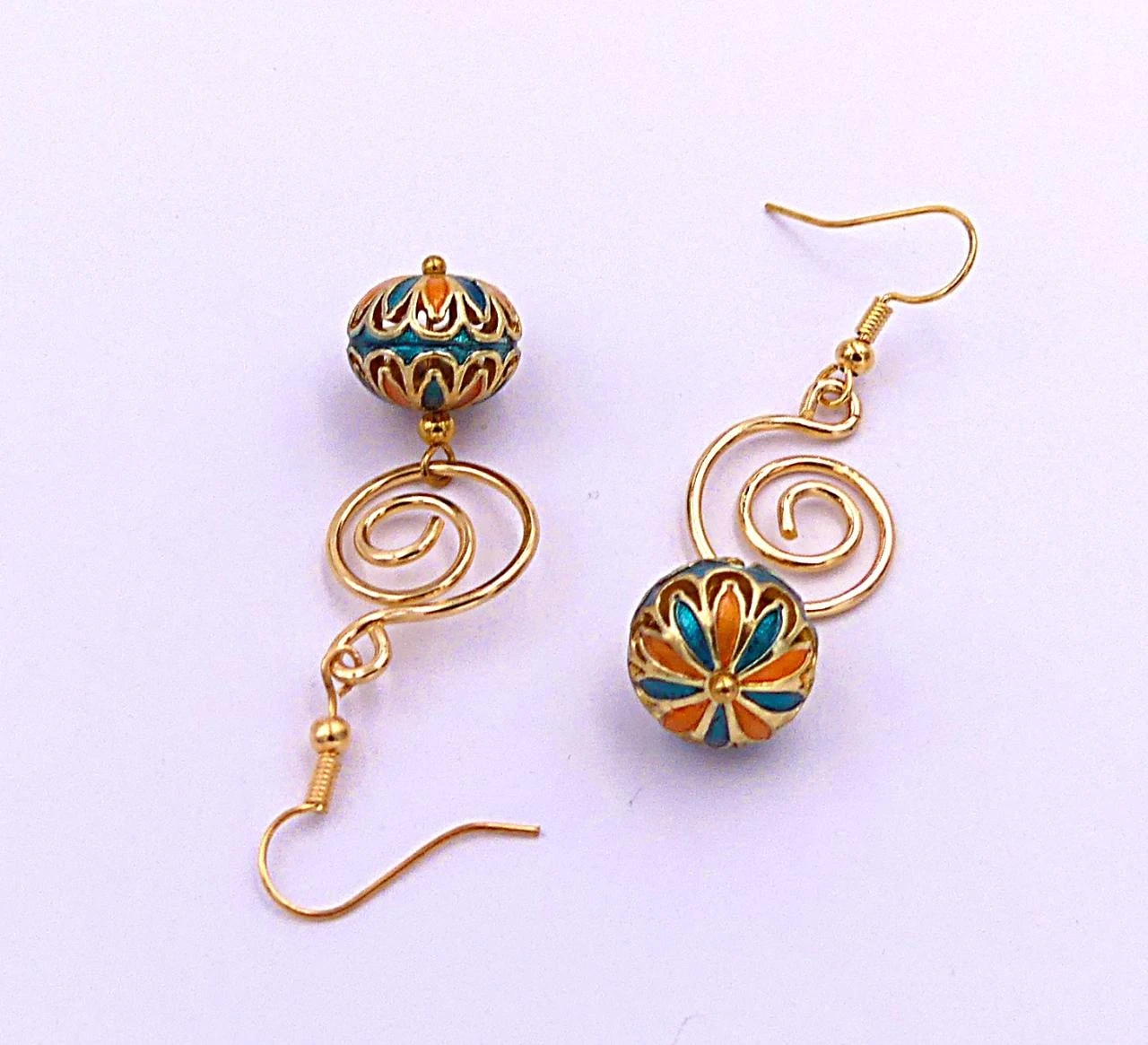 Pendientes de metal dorado y colgantes de esmalte, hecho a mano – photo 3